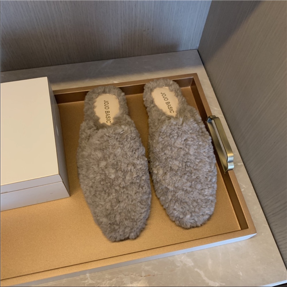 Used fur Kakhi slipper outdoor indoor size 8